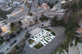 Aktivisten von Lëvizja VETËVENDOSJE - Qendra në Shqipëri und Green Albania haben zusammen mit EcoAlbania den Slogan auf der Freilichtbühne im historischen Zentrum von Gjirokastra, das zum Unesco-Welterbe gehört, ausgerollt. Gjirokastra liegt am Fluss Drino, einem Hauptzufluss der Vjosa!